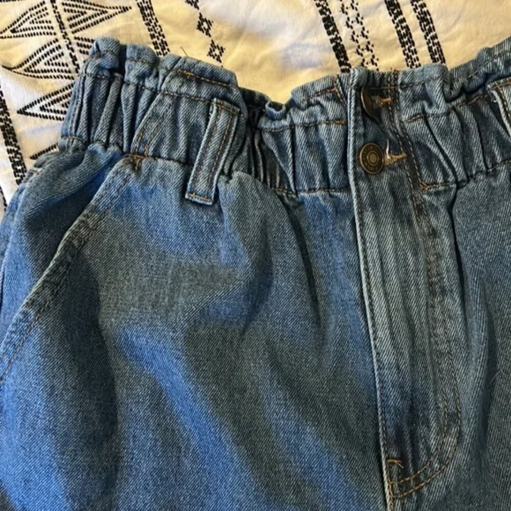 Forever 21 Denim Jean Cuffed Shorts Large NWOT - Picture 2 of 4